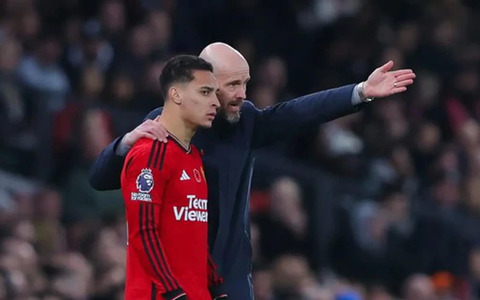 Ten Hag thẳng thắn cảnh báo Antony cần nỗ lực để giành vị trí đá chính