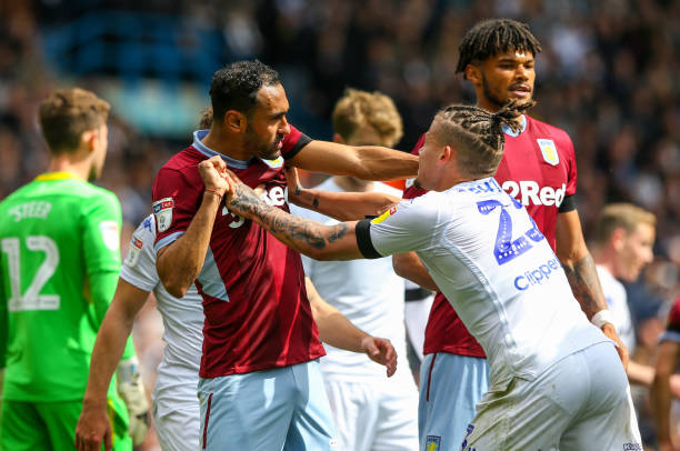 Cuộc hỗn chiến giữa Leeds và Aston Villa sau bàn thắng gây tranh cãi