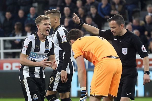 Trọng Tài Keith Stroud Có Quyết Định Sái Luật Trong Trận Newcastle - Burton Albion